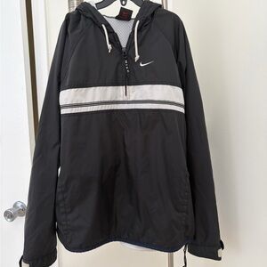 Nike women’s . Small 4-6. Black and White Windbreaker
